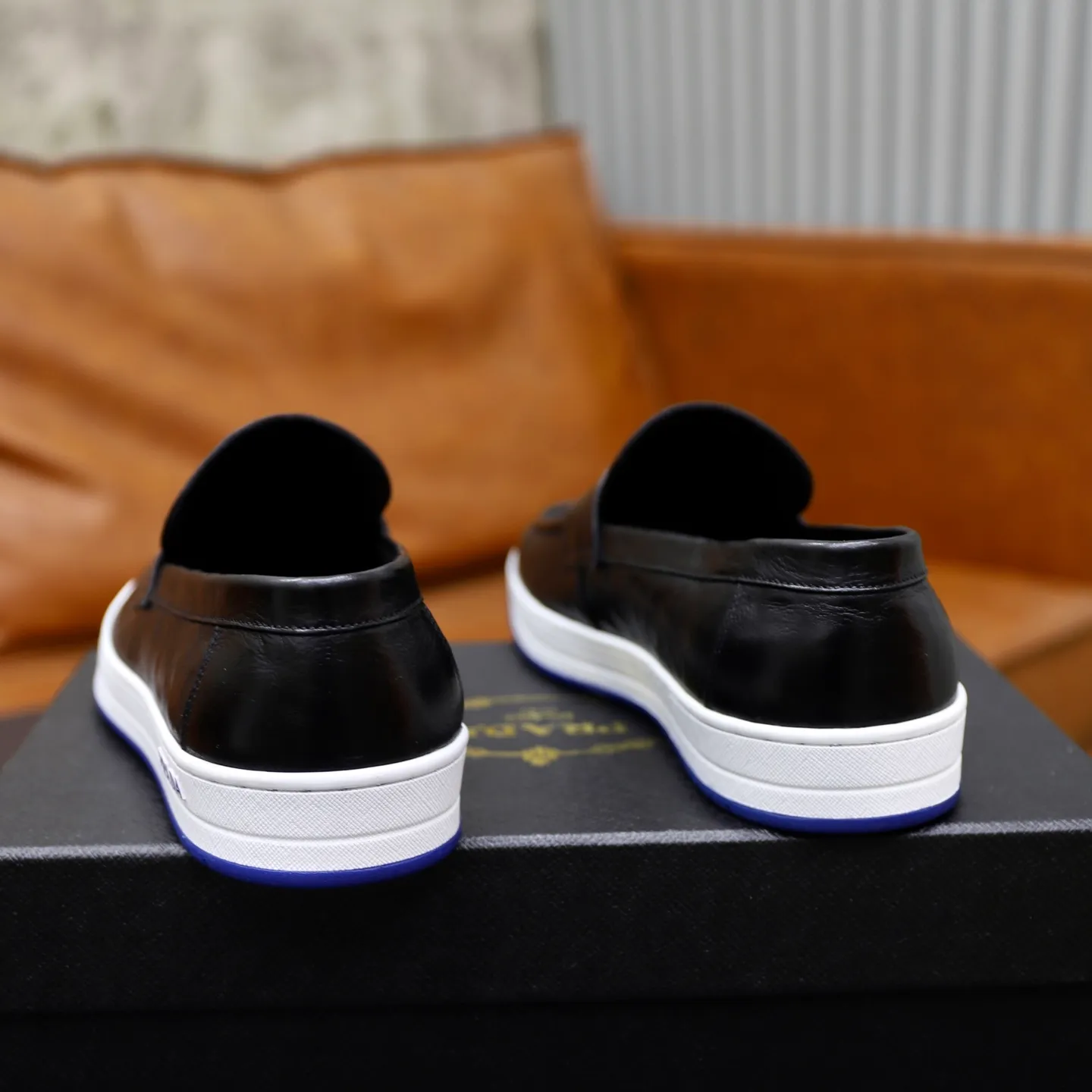 Factory price: 💰640 Prada classic men’s lace-up casual shoes | Imported cowhide upper | Upper stitching layered design, light and breathable | Soft and comfortable | Decorated with PRADA letters on the side | Distinctive sports style, showing the brand style | Lightweight concave and convex pattern rubber soles | Matched with cowhide foot pad lining | Excellent foot feel, fashionable and elegant | Size: 38-44 (45 customized)